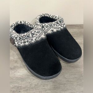 CLARKS SUEDE Women’s sweater clogs in size 8M. Excellent condition.